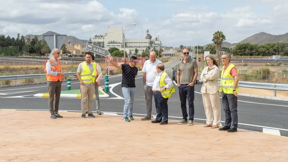 El director general de Carreteras, Francisco Carrillo, acompa&ntilde;ado del concejal de Urbanismo e Infraestructuras de Cartagena, Diego Ortega, durante la visita a las obras de la rotonda en la carretera de la Aljorra (RM-602) que da acceso a Sabic (RM-E31). (CARM)