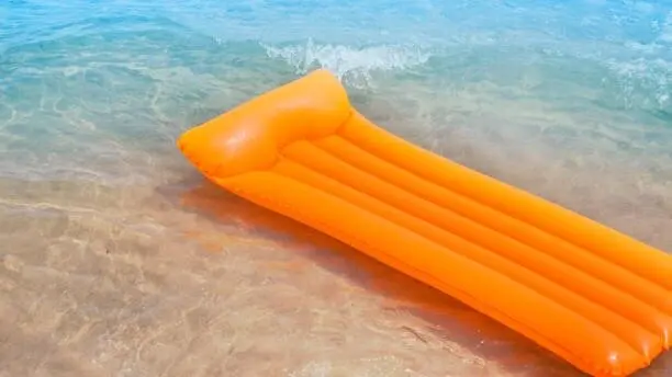 Un hinchable en la playa. (CARM)