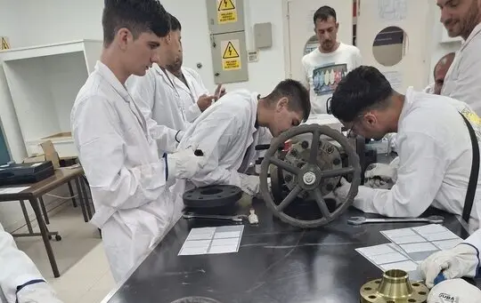 Un grupo de alumnos mientras realizan la formaci&oacute;n en mantenimiento de plantas industriales. (CARM)