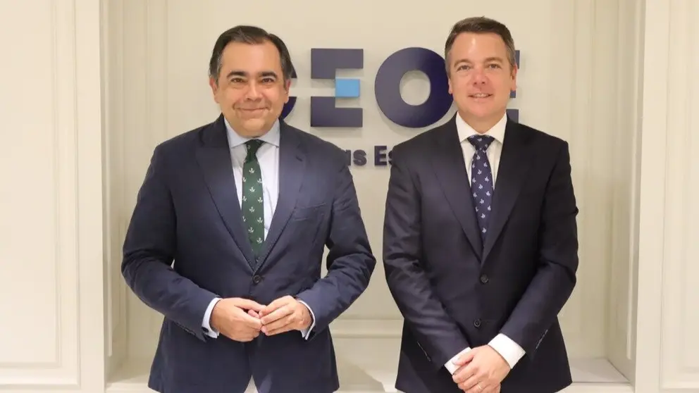 El director de Empresas y Organizaciones de CEOE, Javier Calder&oacute;n, y el director general de Universae, Francisco C&aacute;mara, formalizan la adhesi&oacute;n de la empresa. (Universae)