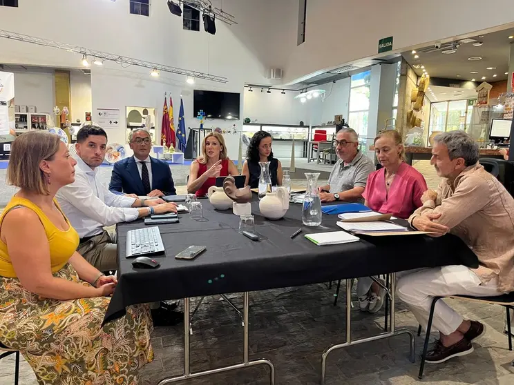 Reuni&oacute;n del Consejo Asesor Regional de Artesan&iacute;a, presidido por la consejera de Empresa, Empleo y Econom&iacute;a Social, Marisa L&oacute;pez Arag&oacute;n. (CARM)
