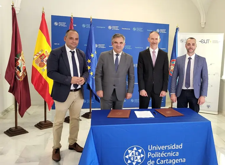 El consejero de Medio Ambiente, Universidades, Investigaci&oacute;n y Mar Menor, Juan Mar&iacute;a V&aacute;zquez, junto al rector de la Universidad Polit&eacute;cnica de Cartagena, Mathieu Kessler, y los directores generales de Universidades e Investigaci&oacute;n y Medio Ambiente. (CARM)