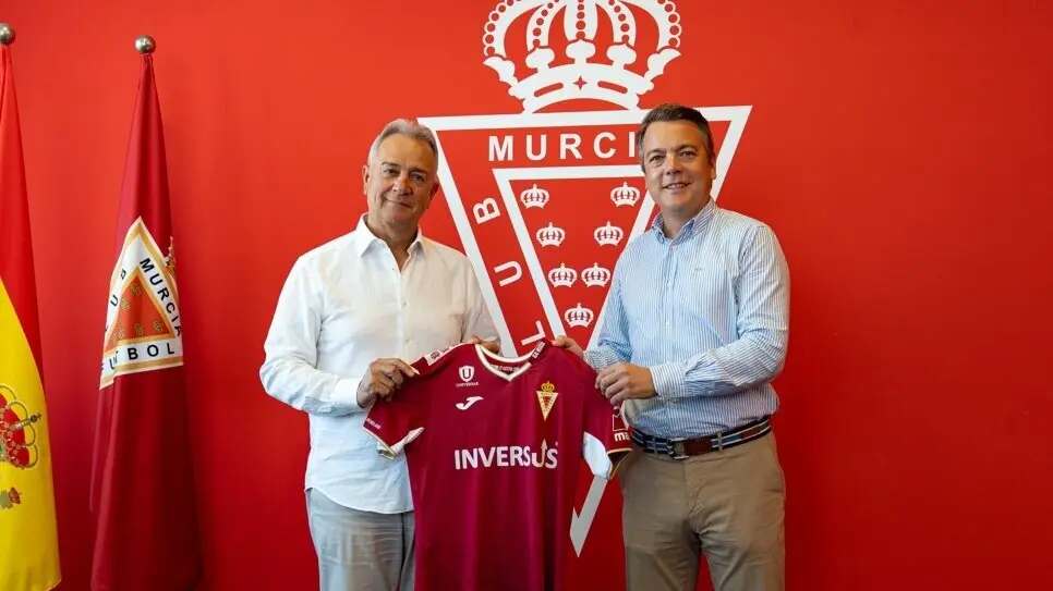 Felipe Moreno, presidente del Real Murcia, y Francisco C&aacute;mara, director general de Universae, tras la renovaci&oacute;n del patrocinio. (Universae)