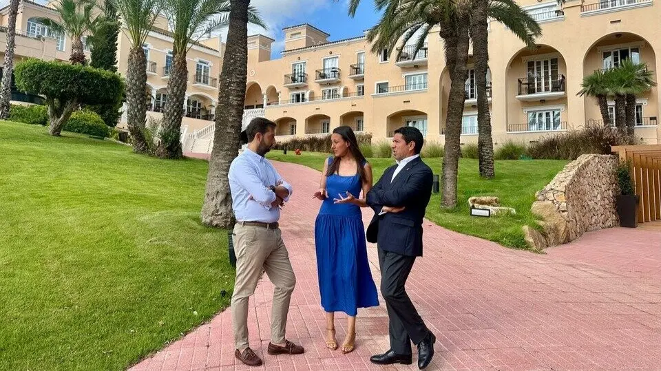 La consejera de Turismo, Carmen Conesa,&nbsp;en su vista al Grand Hyatt La Manga Club. (CARM)