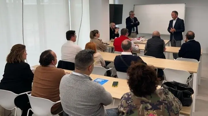 Imagen de archivo de una de las reuniones preparatorias del Plan Director de Impulso al Comercio. (CARM)
