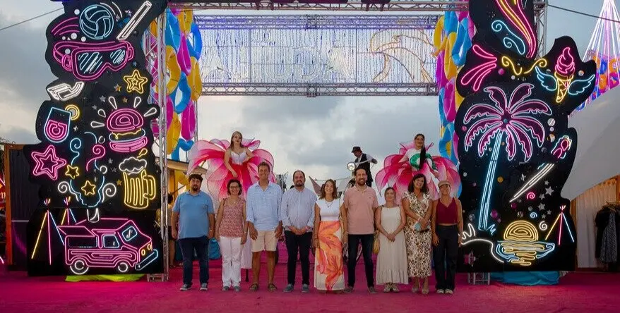 Inauguraci&oacute;n del encendido del p&oacute;rtico de Solmarket en el parque del Gonio (Los Alc&aacute;zares) con su alcalde, miembros de la corporaci&oacute;n municipal y el equipo de Solmarket. (Sintesi)