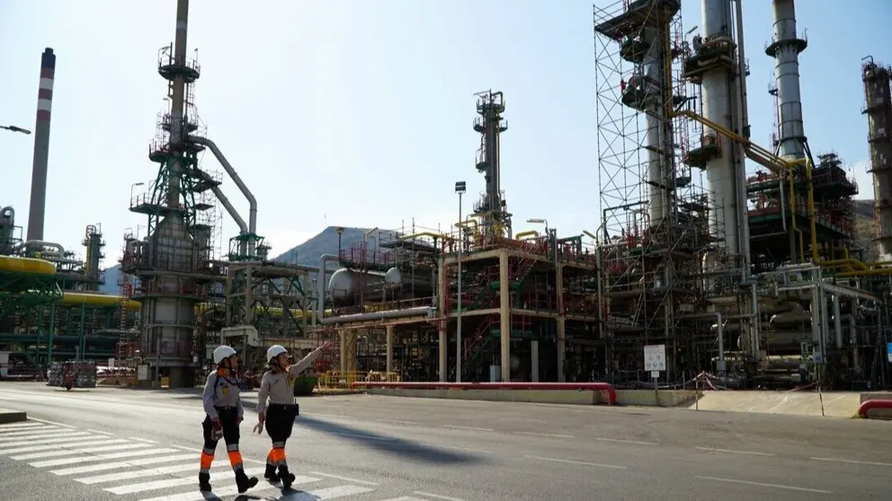 Empleadas de Repsol en el complejo industrial de Cartagena. (Repsol)