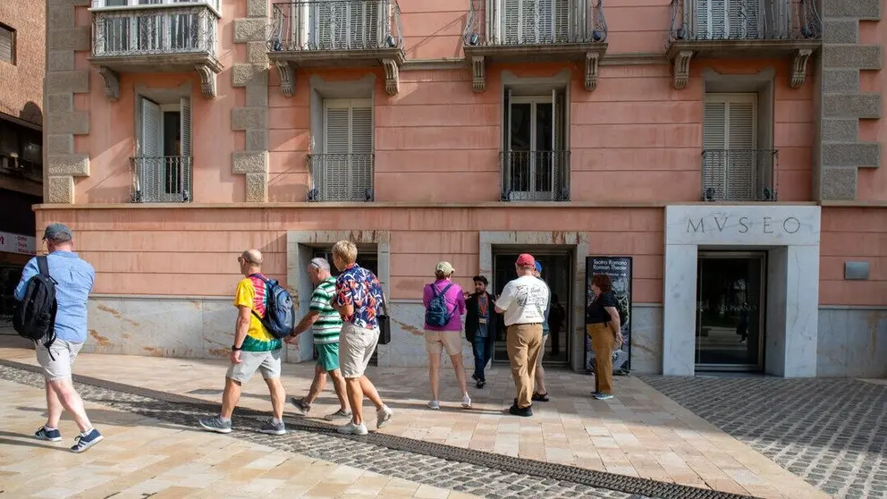 Imagen de turistas paseando por las inmediaciones del Museo Teatro Romano de Cartagena. (CARM)