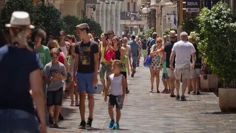 Imagen de turistas paseando por Cartagena. (CARM)