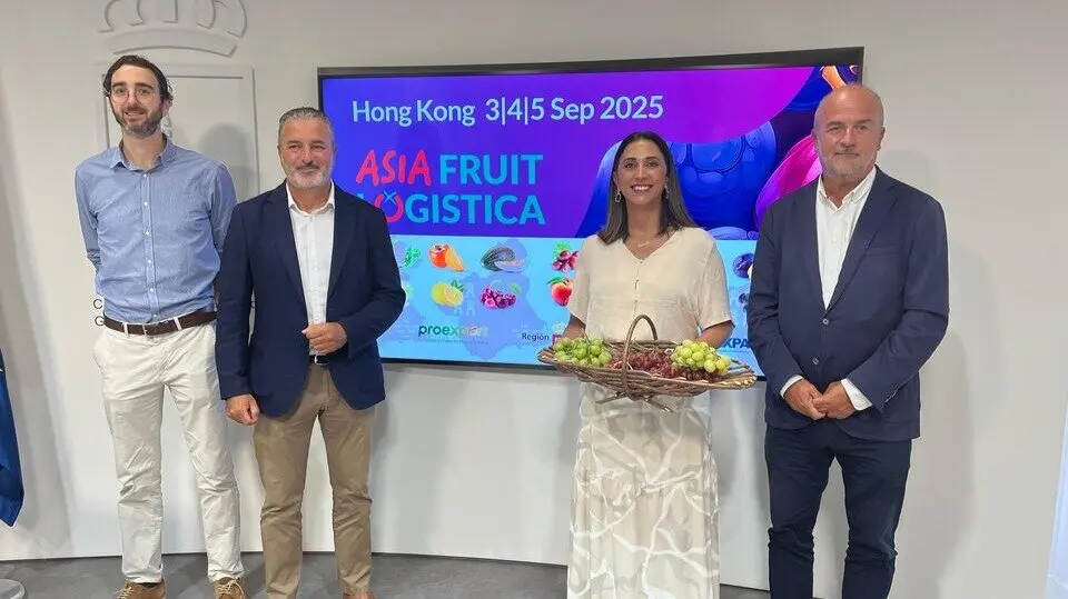 La consejera Sara Rubira junto a representantes de Apoexpa y Proexport que participan en la pr&oacute;xima edici&oacute;n de Asia Fruit Log&iacute;stica. (CARM)