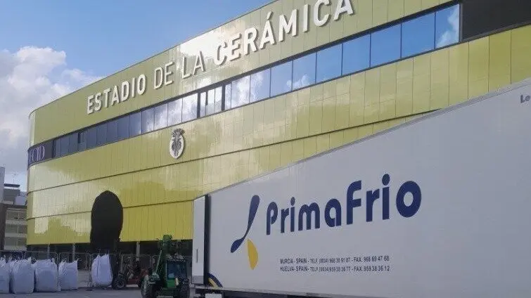 Cami&oacute;n de Primafrio en el Estadio de la Cer&aacute;mica. (Primafrio)