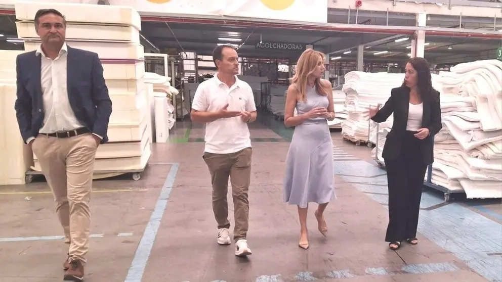 Visita de la consejera Marisa L&oacute;pez a la empresa Colchones Gomarco. (CARM)
