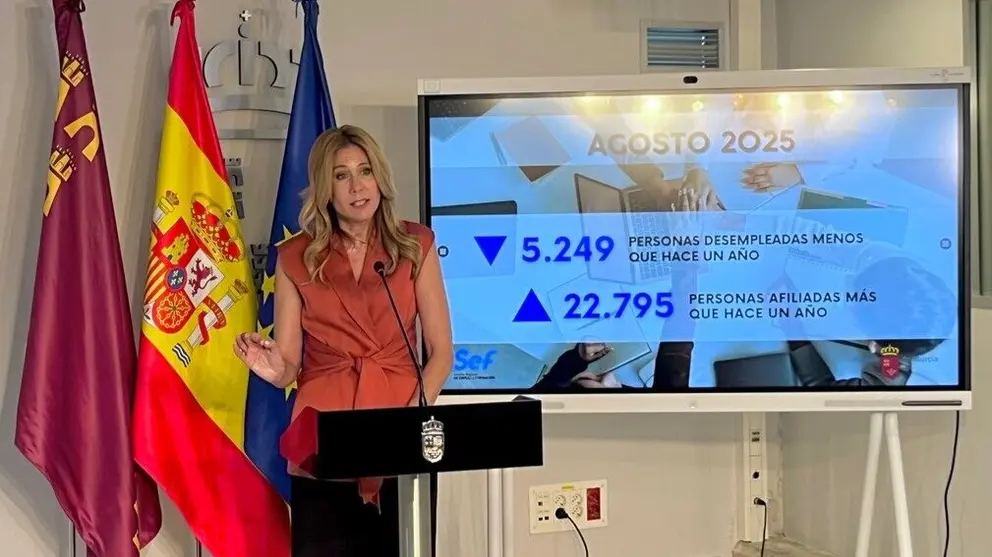 La consejera de Empleo, Marisa L&oacute;pez Arag&oacute;n, durante la rueda de prensa en la que ofreci&oacute; los datos de paro del mes de agosto. (CARM)