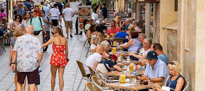 Las olas de calor y las altas temperaturas&nbsp;han hecho que los&nbsp;visitantes priorizaran locales climatizados&nbsp;y terrazas con ubicaciones privilegiadas&nbsp;durante las horas centrales del d&iacute;a en Cartagena.
