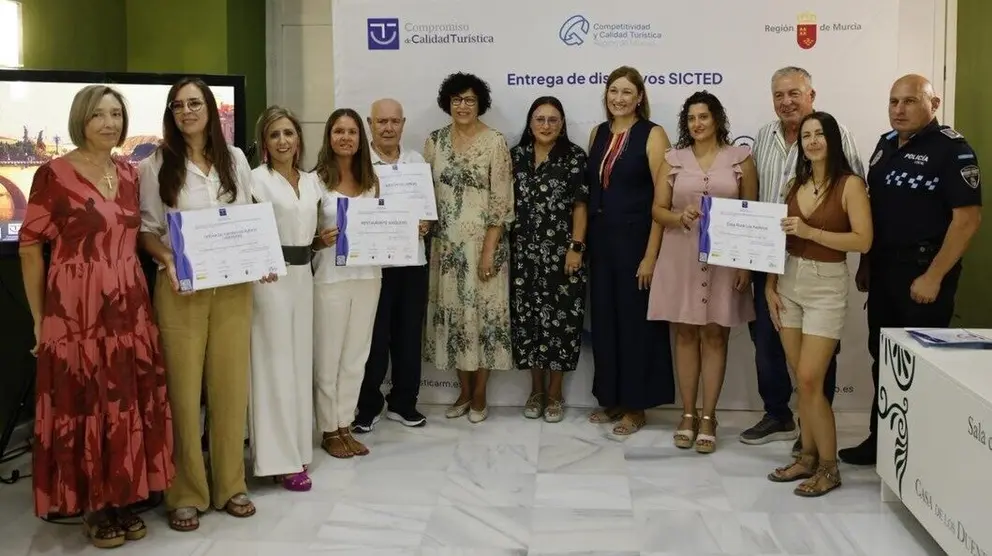 La directora general de Competitividad y Calidad Tur&iacute;sticas, Eva Reverte, y la alcaldesa de Puerto Lumbreras, Mar&iacute;a &Aacute;ngeles T&uacute;nez, con los representantes de las entidades acreditadas. (CARM)