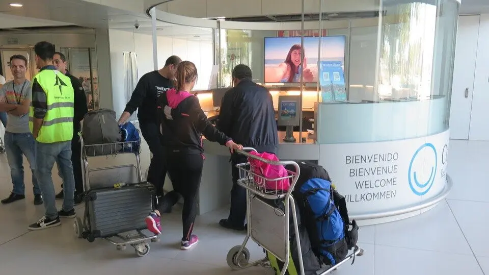 Turistas en una oficina del Itrem. (CARM)