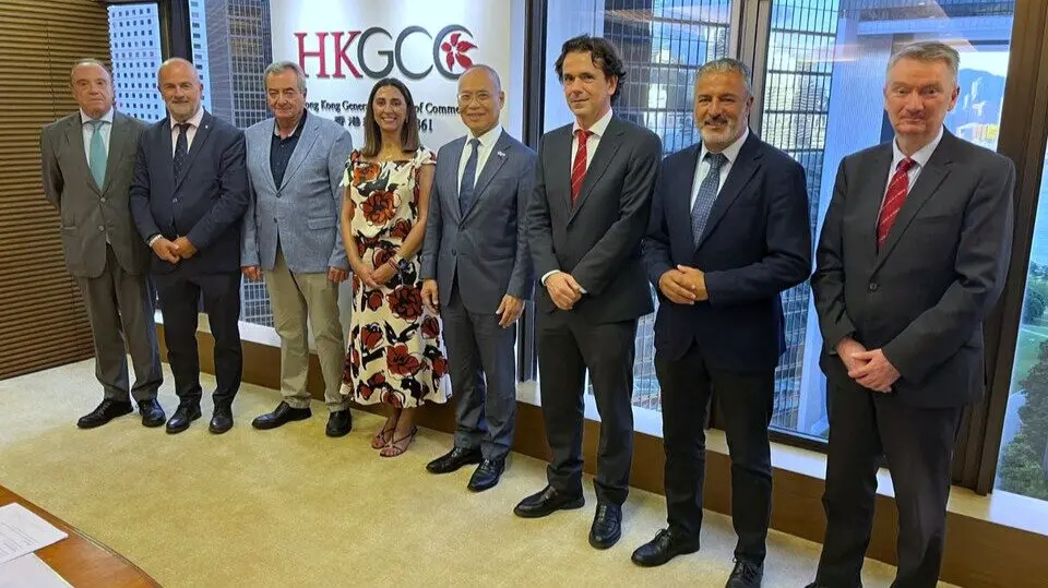 Imagen de la reuni&oacute;n de la consejera Sara Rubira y el resto de la delegaci&oacute;n regional con el CEO de la C&aacute;mara General de Comercio de Hong Kong, Patrick Yeung, y Alfonso Ballesteros, Chairman of the Europe Committee. (CARM)