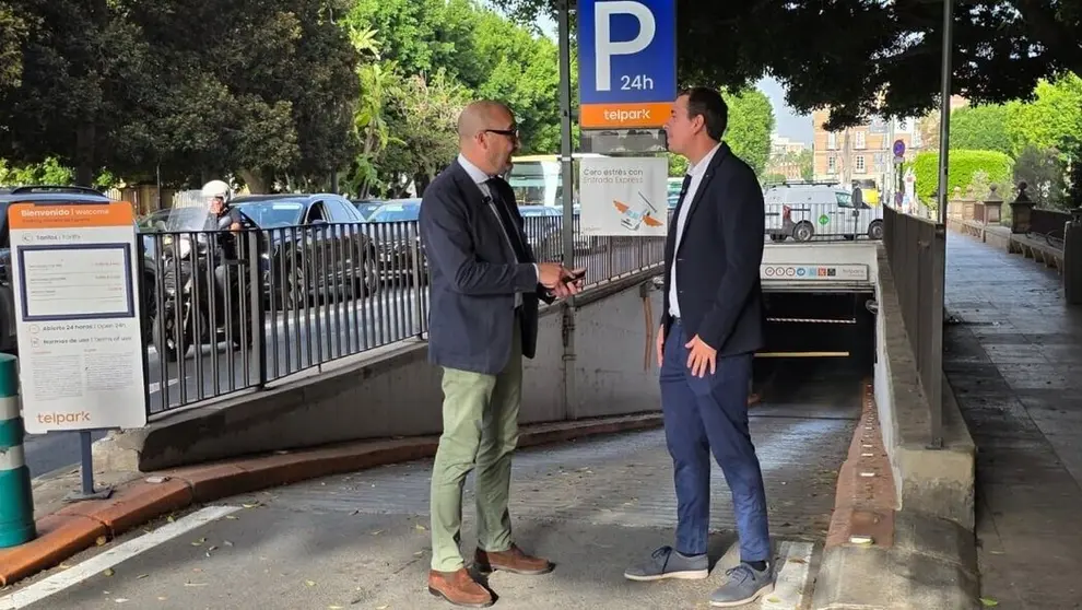 El concejal de Movilidad del consistorio murciano, Jos&eacute; Francisco Mu&ntilde;oz, en la entrada del aparcamiento de Glorieta. (Ayuntamiento de Murcia)