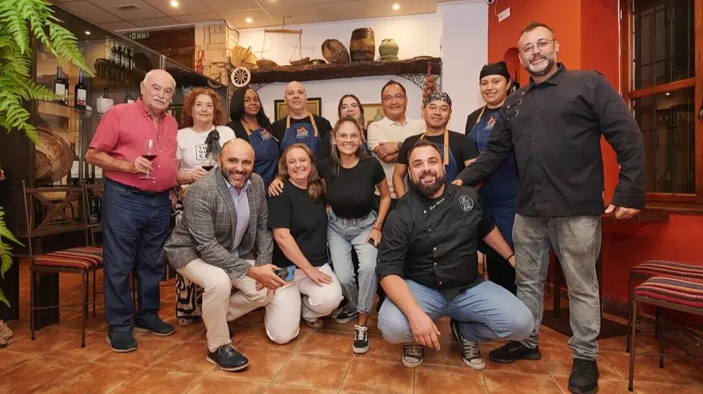 Foto de grupo con el equipo del restaurante y equipo Abrasador. (Abrasador)