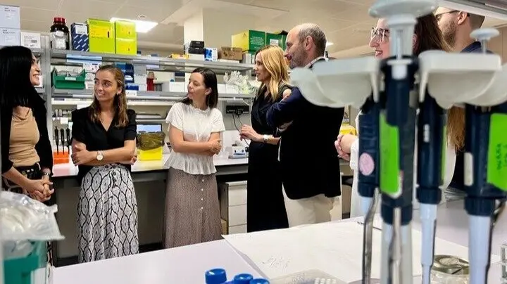 <p>La consejera de Empresa, Marisa L&oacute;pez Arag&oacute;n, junto al director general del Info, Joaqu&iacute;n G&oacute;mez, y miembros de Longseq, durante la visita a la empresa. (CARM)</p>
