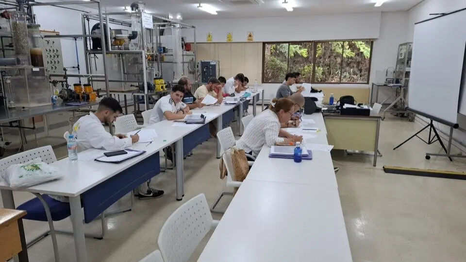 Alumnos durante la realizaci&oacute;n del curso. (CARM)