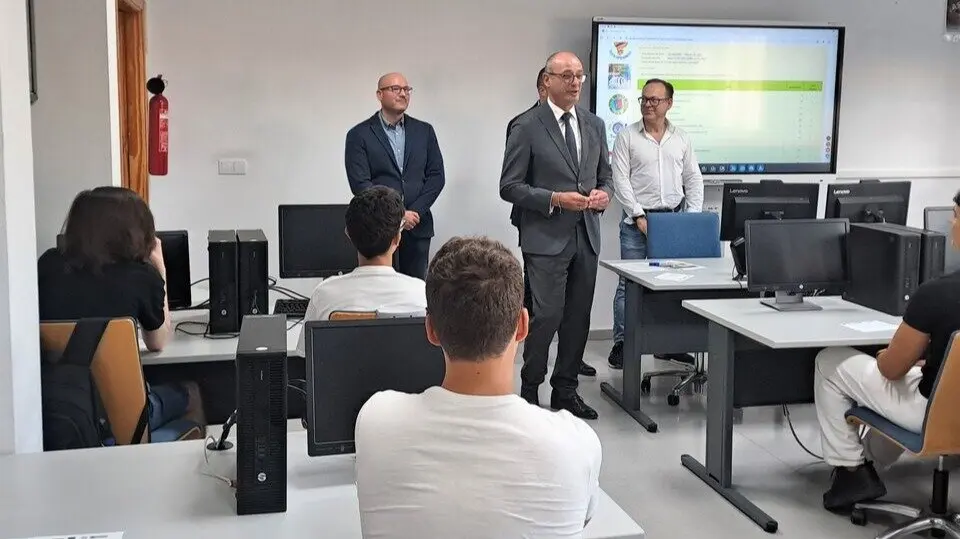 El consejero de Educaci&oacute;n y Formaci&oacute;n Profesional, V&iacute;ctor Mar&iacute;n, visita el IES Ingeniero de la Cierva con motivo del inicio de curso de FP. (CARM)