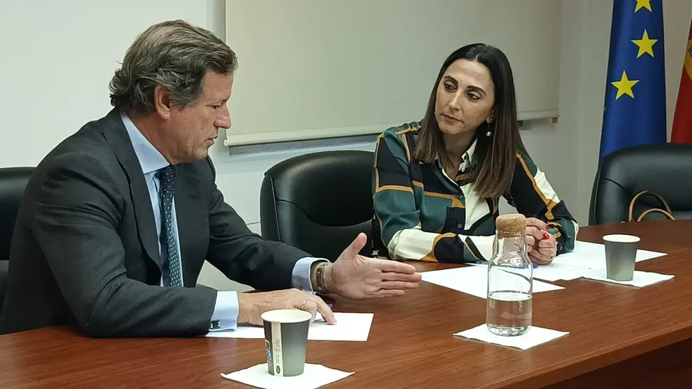 Imagen de la consejera Sara Rubira durante la reuni&oacute;n con el secretario general de la Confederaci&oacute;n Espa&ntilde;ola de Pesca (CEPESCA), Javier Garat. (CARM)