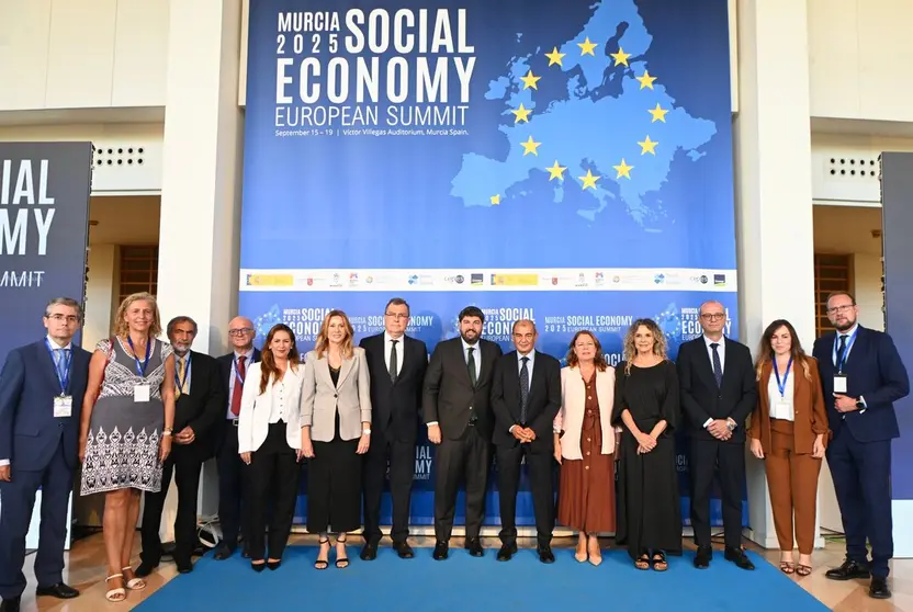Foto de familia durante la segunda jornada de la Cumbre. (CARM)