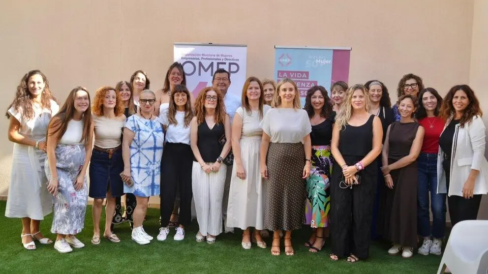 La consejera de Pol&iacute;tica Social, Conchita Ruiz, junto con la presidenta de OMEP, Noem&iacute; Mu&ntilde;oz, y las participantes de la II edici&oacute;n de 'Mujer Impulso +50'. (CARM)