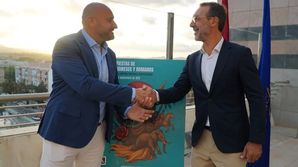 Firma del convenio por parte de Luis Roque, subdirector de Repsol Cartagena, y Eduardo Conesa, presidente de la Federaci&oacute;n de Tropas y Legiones. (Repsol)