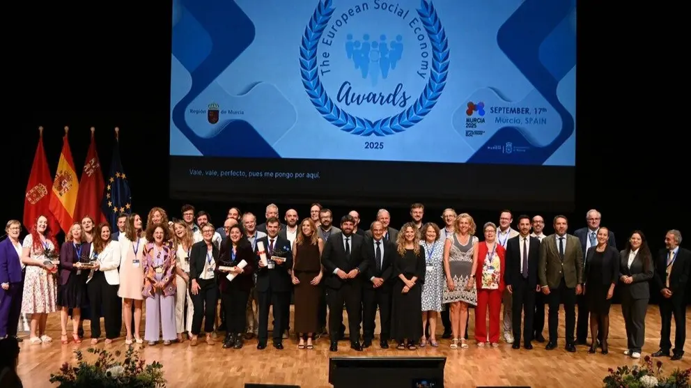 Imagen de familia con los galardonados en los III Premios Europeos de la Econom&iacute;a Social. (CARM)