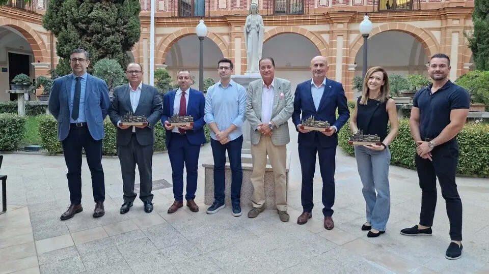 Imagen de familia con los ganadores de los III Premios de Movilidad de la UCAM. (UCAM)