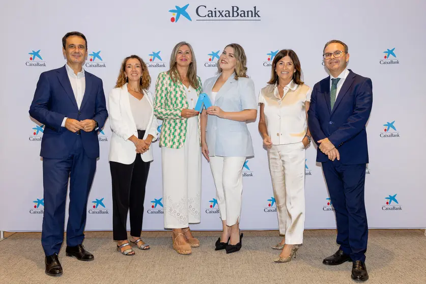 Foto de familia durante la entrega del reconocimiento. (CaixaBank)