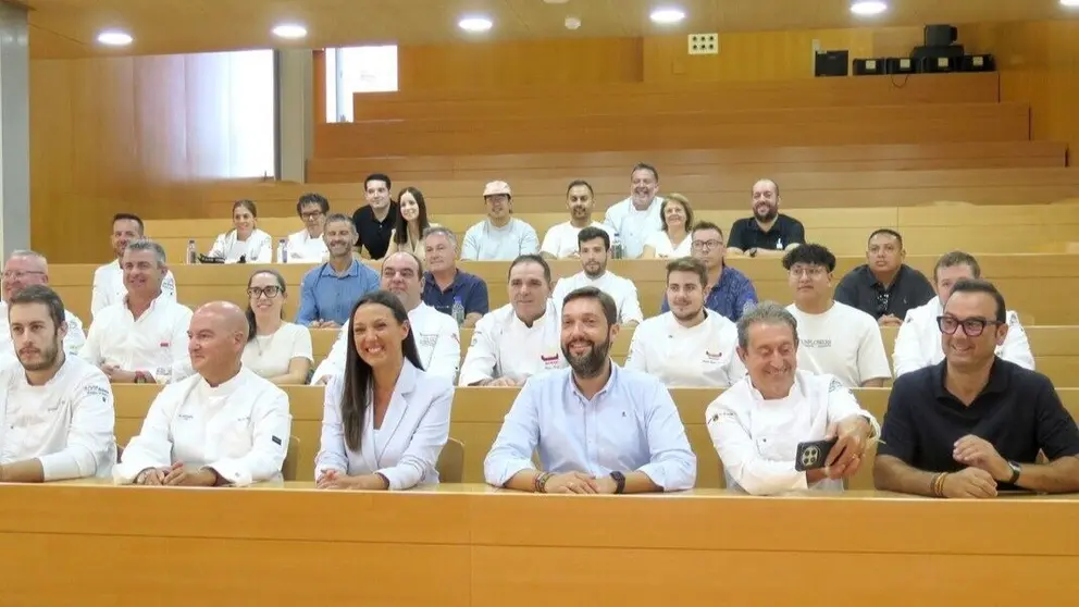 La consejera Carmen Conesa y el director general del Instituto de Turismo con algunos de los cocineros, pasteleros y sumilleres que estar&aacute;n en los eventos gastron&oacute;micos de Alicante y San Sebasti&aacute;n. (CARM)