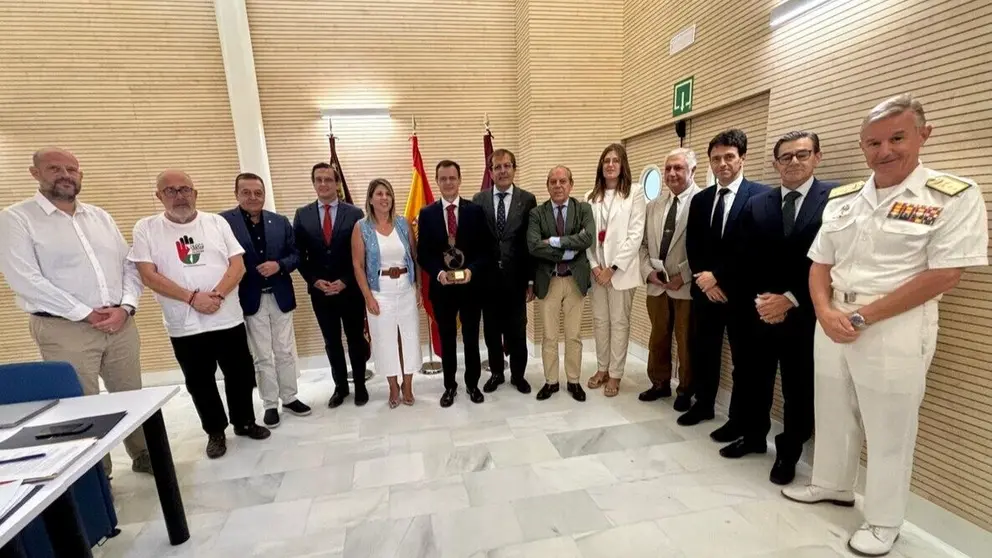 Foto de familia en el Consejo de Administraci&oacute;n con Antonio Mestre en el centro sujetando el reconocimiento. (APC)