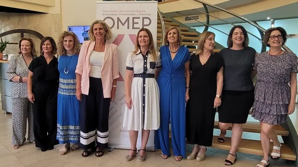 Imagen de familia en un taller del consistorio murciano junto a OMEP. (Ayuntamiento de Murcia)