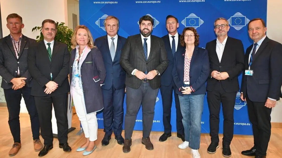 Foto de familia en la reuni&oacute;n del Grupo de Trabajo sobre Defensa del Comit&eacute; Europeo de las Regiones. (CARM)