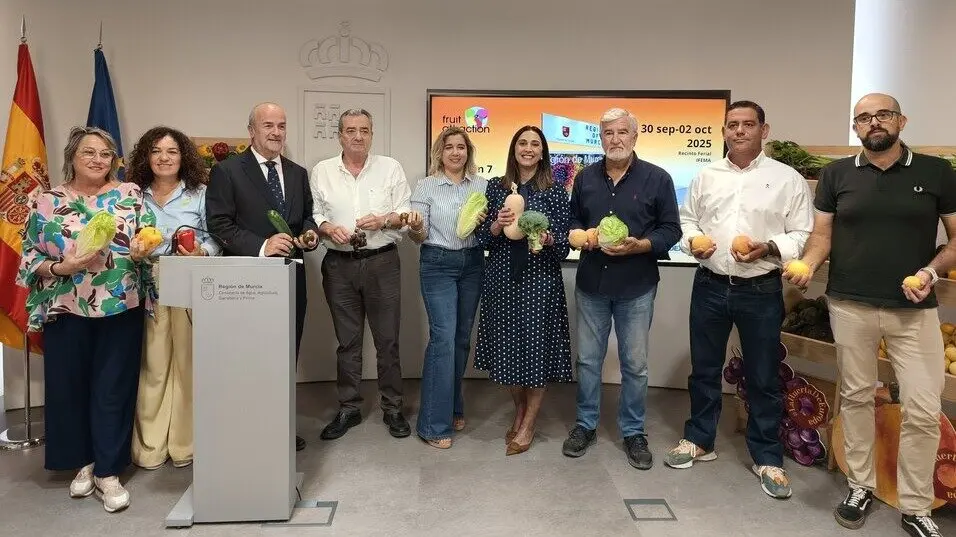 Fotograf&iacute;a grupal en la presentaci&oacute;n de la participaci&oacute;n regional en la feria. (CARM)