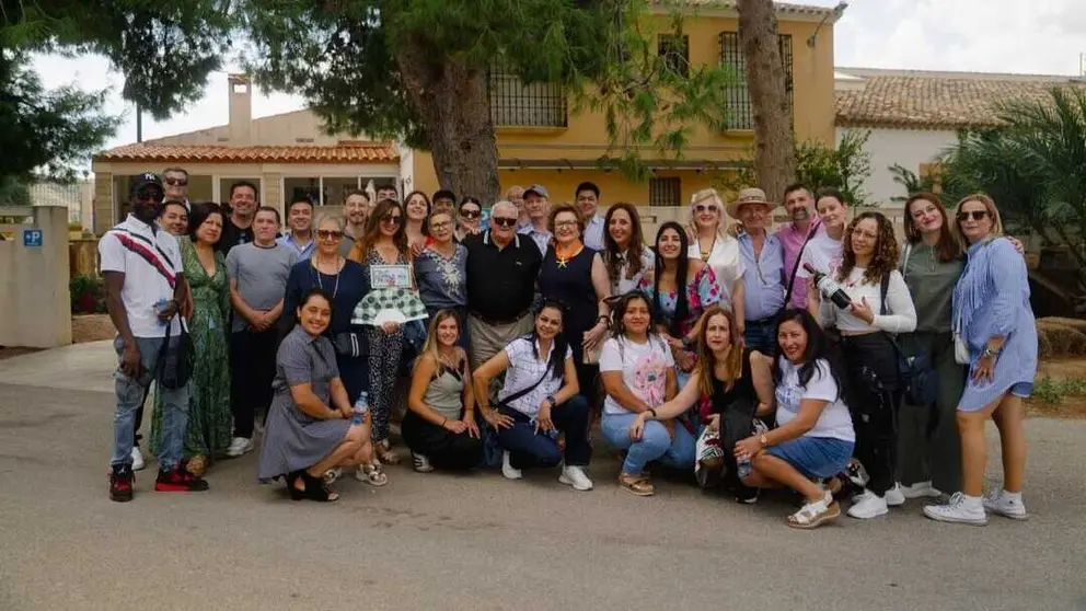 Equipo de El Peret&oacute;n con el vino de Vi&ntilde;a Elena para el 75 aniversario. (Jaleos Comunicaci&oacute;n)