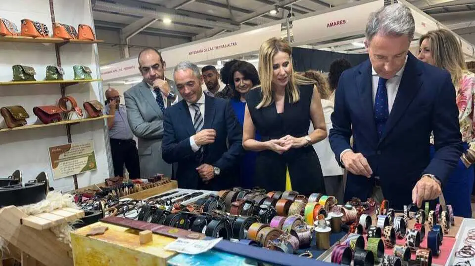 Marisa L&oacute;pez Arag&oacute;n junto con el alcalde de Lorca, Fulgencio Gil, el director general de Industrias y Oficios Artesanales, Rafael G&oacute;mez, y el presidente de la C&aacute;mara de Comercio de Lorca, Juan Francisco G&oacute;mez, durante la visita a los stands de la feria. (CARM)
