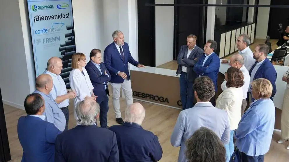 Imagen durante la visita de FREMM a las instalaciones de la empresa. (Ayuntamiento de Santomera)