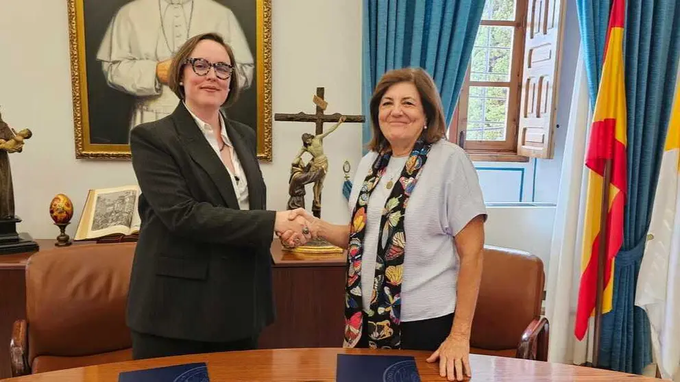 Imagen durante la firma del acuerdo. (UCAM)