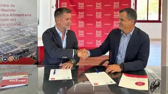Ricardo Rubio, director-gerente de Mercamurcia, y Antonio Miras, director general de Ifepa, firman el acuerdo de colaboraci&oacute;n. (Ifepa)