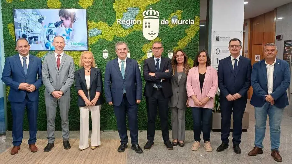 El consejero Juan Mar&iacute;a V&aacute;zquez junto con los rectores de las universidades y directores de los centros de investigaci&oacute;n de la Regi&oacute;n. (CARM)