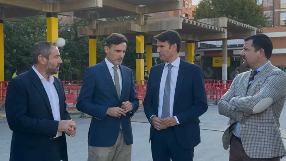 El consejero de Fomento e Infraestructuras, Jorge Garc&iacute;a Montoro, junto al alcalde de Molina de Segura, Jos&eacute; &Aacute;ngel Alfonso, el director general de Movilidad y Transporte, Jos&eacute; Antonio Verd&uacute;, y el concejal de Movilidad, Antonio Mart&iacute;nez, durante la supervisi&oacute;n de las obras de instalaci&oacute;n de los puntos de recarga. (CARM)