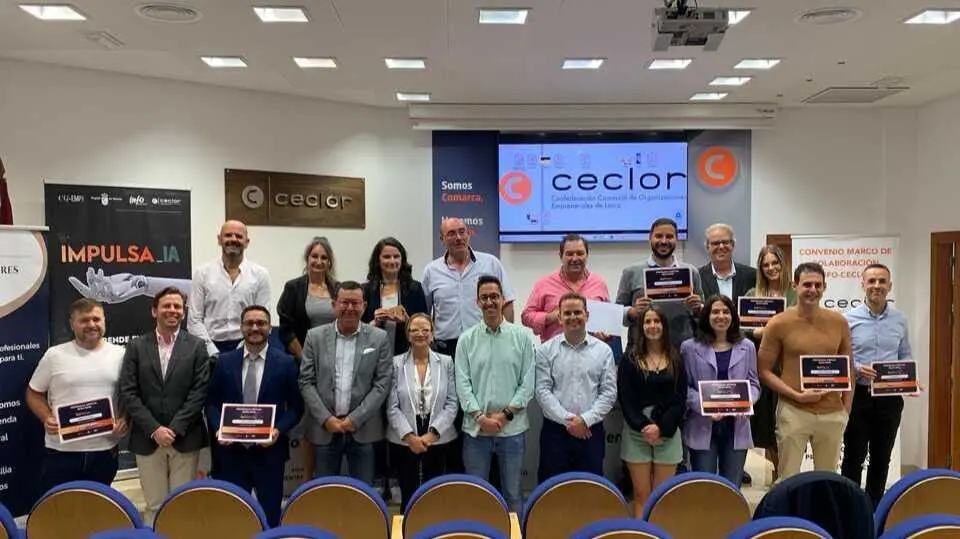 Foto de familia en la sede de Ceclor durante la entrega del reconocimiento. (Ceclor)