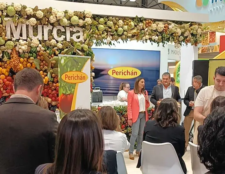 Imagen de la consejera Sara Rubira durante una de las degustaciones de tomate que se han realizado en el stand de la Regi&oacute;n de Murcia. (CARM)
