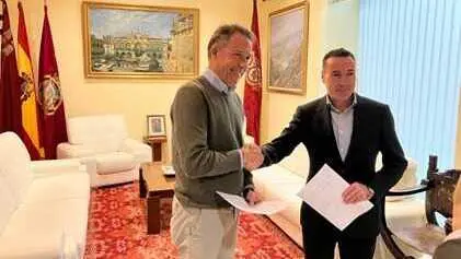Imagen tras la firma de la licencia de obra. (ACE Comunicaci&oacute;n)