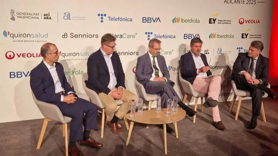 De izquierda a derecha: David Porta, director Data & IA en Veolia Espa&ntilde;a; Javier Vecino Lara, m&aacute;nager de desarrollo de negocio IoT, Data e IA en Telef&oacute;nica Tech; Ignacio Garc&iacute;a Bosch, responsable del plan il.lumina de i-DE (Iberdrola); Joaqu&iacute;n M&aacute;s Belso, director general del Grupo Enercoop e Iv&aacute;n Lozano, director del &aacute;rea Tech de Grupo Zambudio. (Grupo Zambudio)