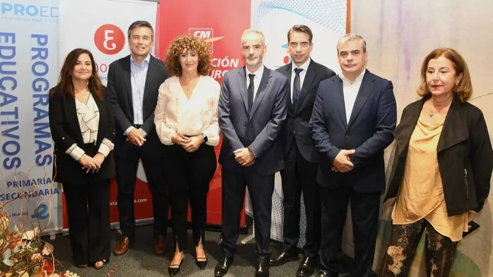 Imagen de familia en la primera sesi&oacute;n de las conferencias del XI Ciclo de Charlas de Educaci&oacute;n Financiera, para alumnado de Secundaria, Bachillerato y FP.&nbsp;(CARM)